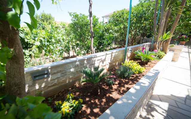 Apartment Zora - with large garden terrace: A Donji-Polanda Supetar, Island Brac