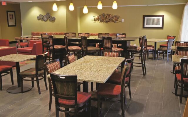 La Quinta Inn & Suites St. Louis Airport - Riverport