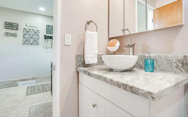 1 Mi to Dtwn: Scenic Prescott Hillside Retreat!