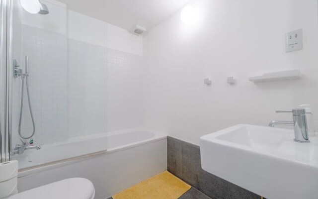 Stylish & Light Victorian 2BD Flat - Holland Park