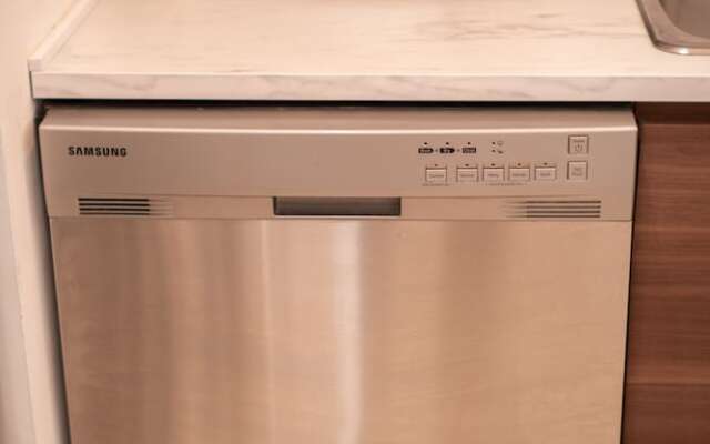 SUPERB 1 Bed Apt. Steps Away From Metro