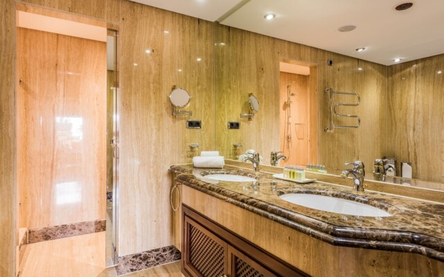 2 Bedrooms Apartment Frontline Beach