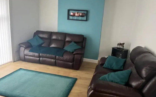Sleeps6-wifi-parking-ideal for Tradesmen-garden