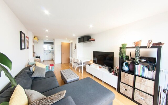 Quiet, Spacious 1BR Hackney Central Flat for 3