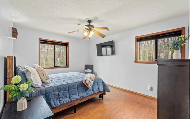 Stylish Renovated Home Open Layout, Coffee Bar + Near Hiking & Waterfalls