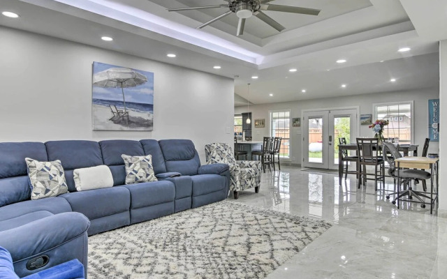 Patio & Grill: Spacious Gem Near Gulf Coast!