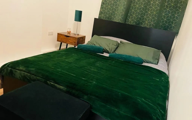 London Luxury Apartments with Jacuzzi Hot tub & Sauna