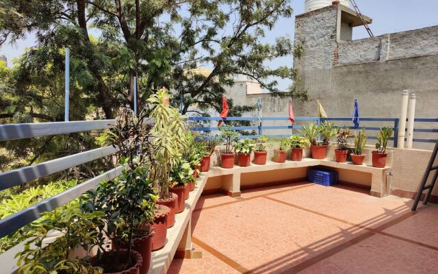 Harish Guest House -Railway Station Road
