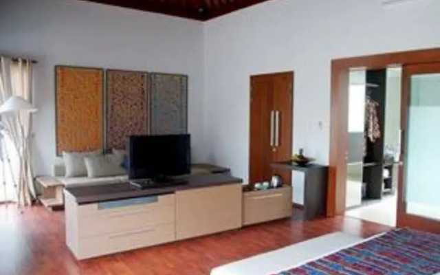 Water Edge Villa by Soscomma