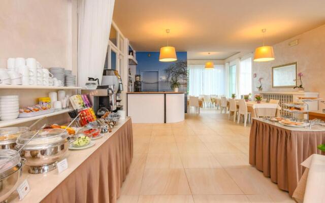 Hi Hotels Sirmione - Lakeview Pool