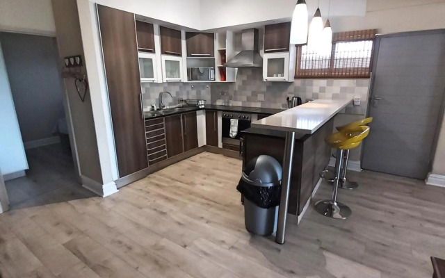 Whale Rock, Modern Beachfront Apartment