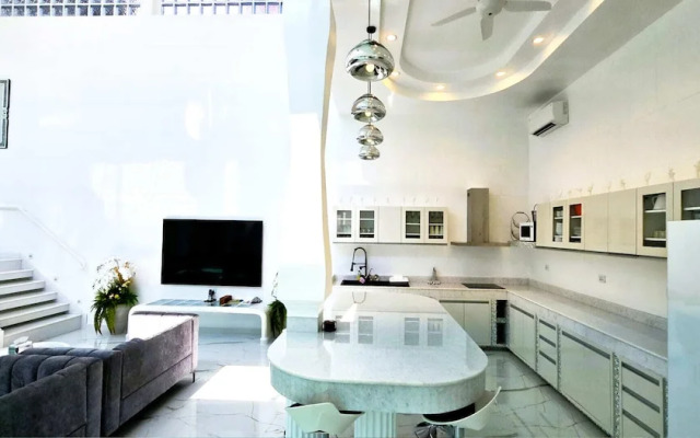 STARLAND Luxury Pool Villa Pattaya 8 Bedrooms