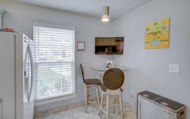 Galloway Townhome w/ Private Deck: Near Casinos!