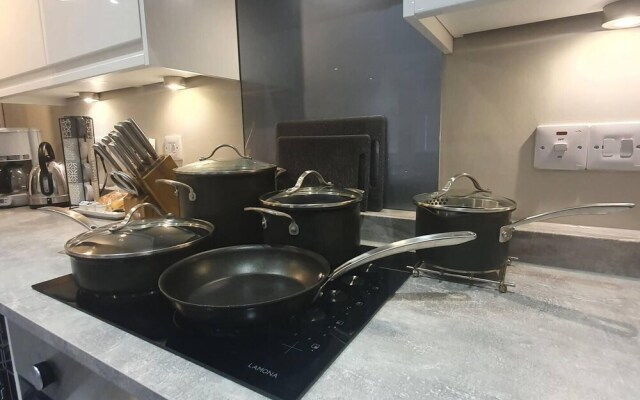 1braptmt W/king BED 4guests Embankmnt Parkg Wifi