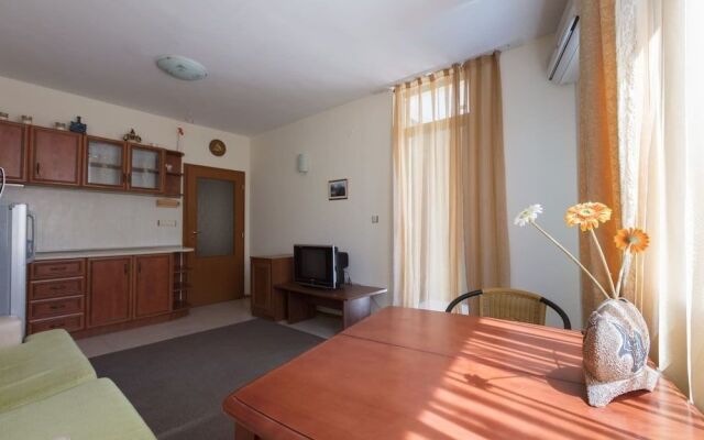 Two Bedroom Apartment with Kitchen