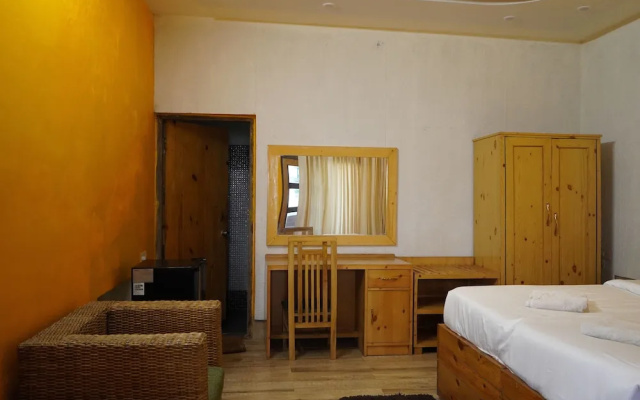 High Bank Himalayan Retreat Eco Resort – Guest Rooms – Tehri