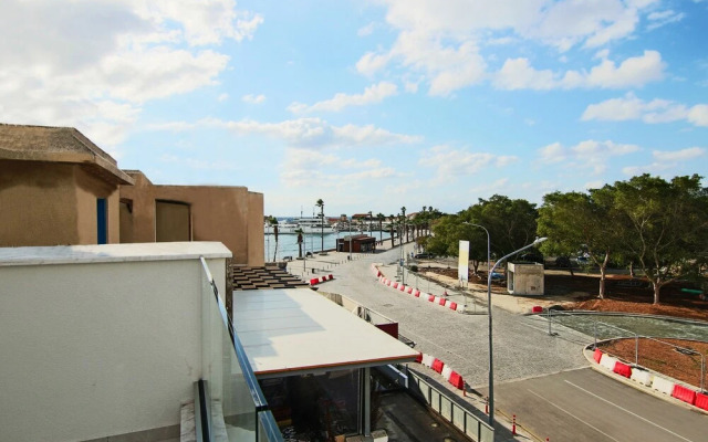 Phaedrus Living: Seaside Executive Flat Harbour 101