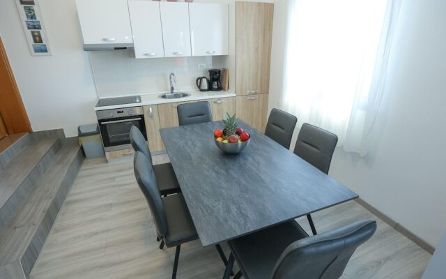 Luxury Apartment With Heated Pool in Starigrad