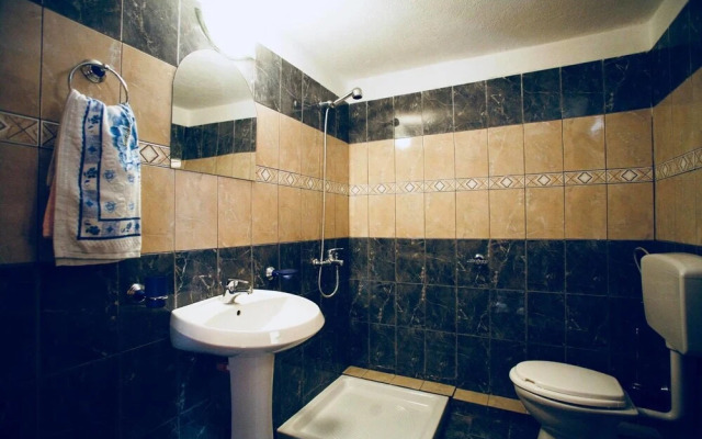 Gold Guest House & Bar