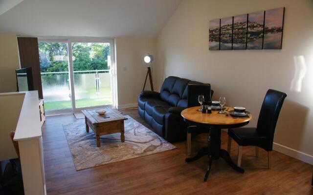 Modern Self-Contained Annex 10 min walk to beach