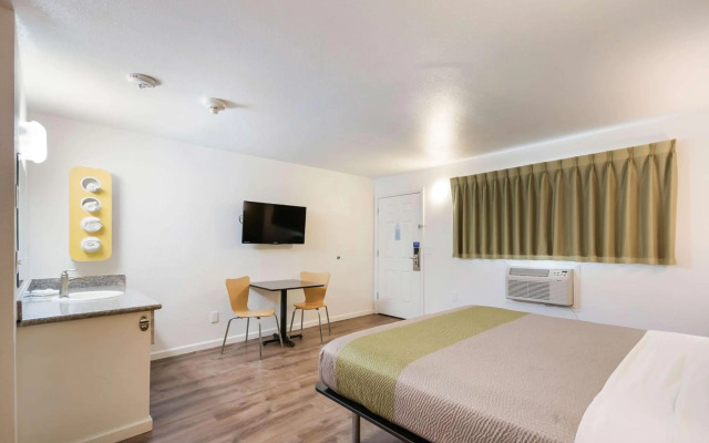 Motel 6 Burlington, WA