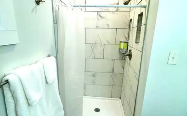 Modern Cozy Unit With King Bed