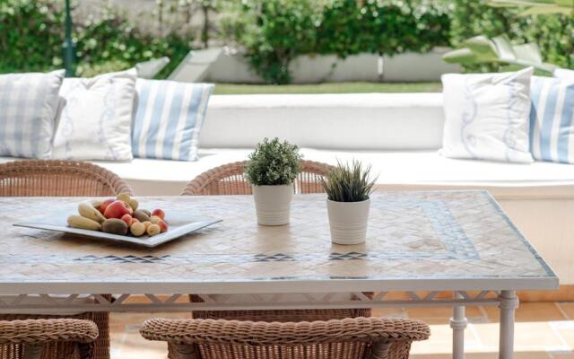 Front-line garden apartment in Palm Beach, Marbella