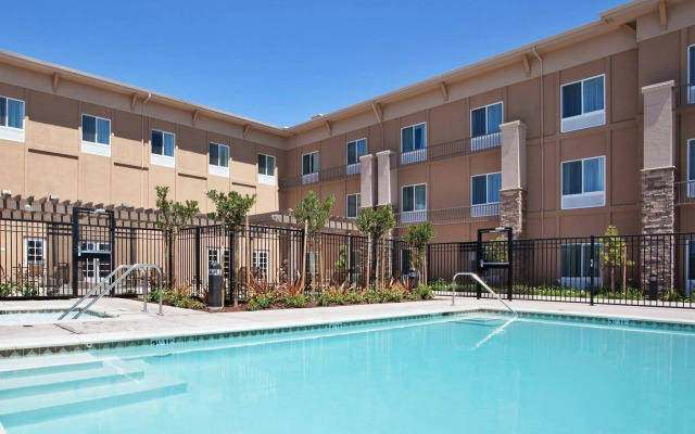 Holiday Inn Express & Suites Napa American Canyon by IHG