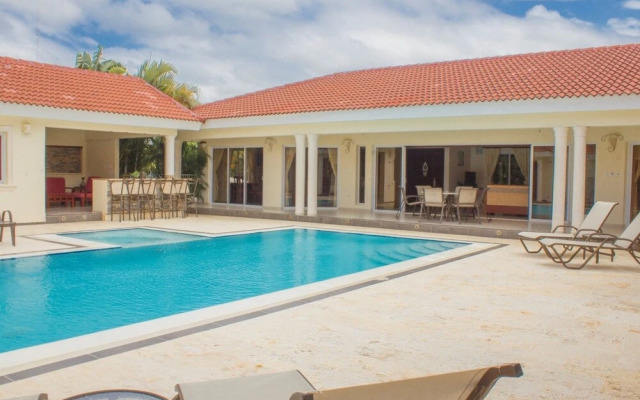 Privacy and comfort luxury 6 bedroom villa