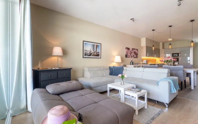 Lakefront Elegant Condo Lela