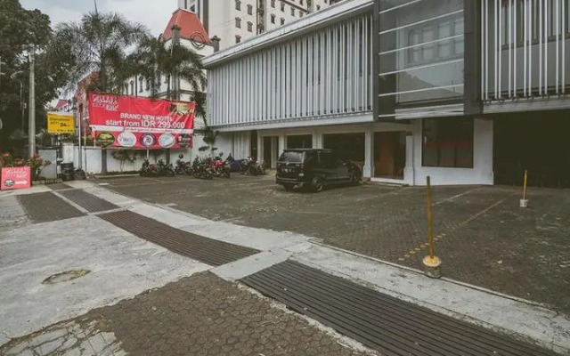 RedDoorz Plus Near Maranatha University 5