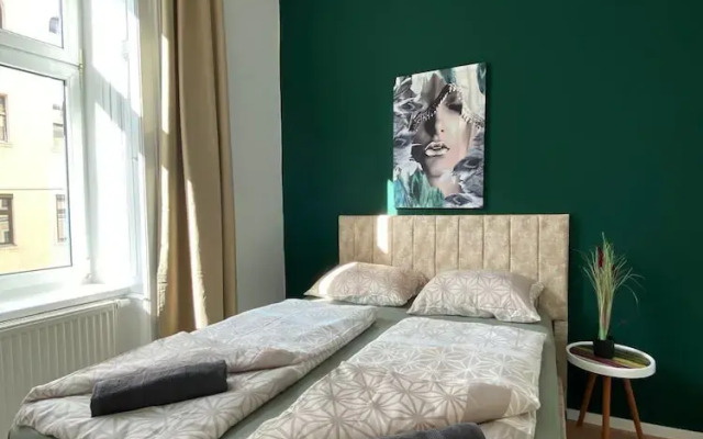 Spacious 8BR Apt with Terrace 16P