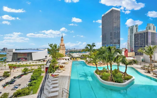 Luxury 49FL Condo with City Views