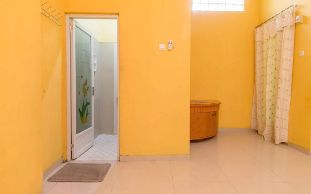 RedDoorz near Pramuka
