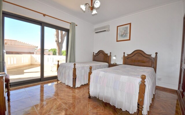 Residential Cul-de-sac Walking Distance to Centre, Private Pool, Free AC & Wifi