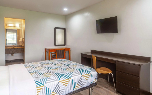 Motel 6 Livingston, TX