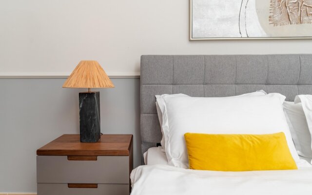 Whitesage - Magnificent Waterfront Apt, Steps From the Beach