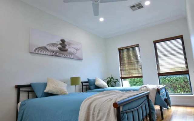 Stan Breeze: Elegant Family Retreat