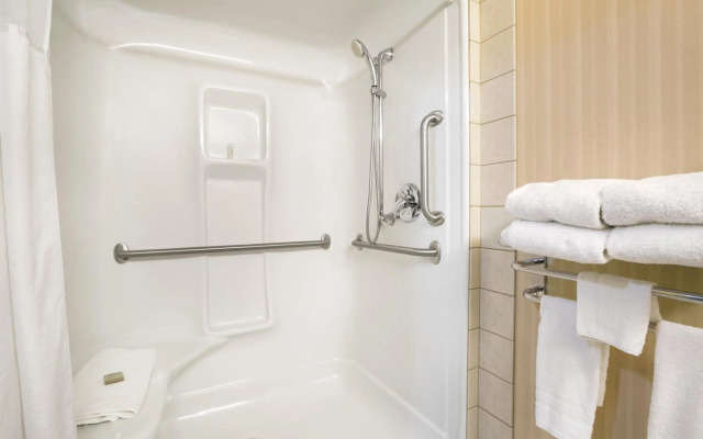 Super 8 By Wyndham High Level Ab