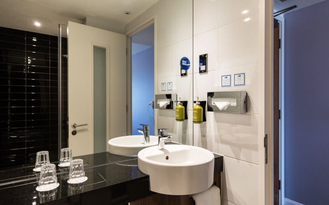 Holiday Inn Express London Heathrow T5 by IHG