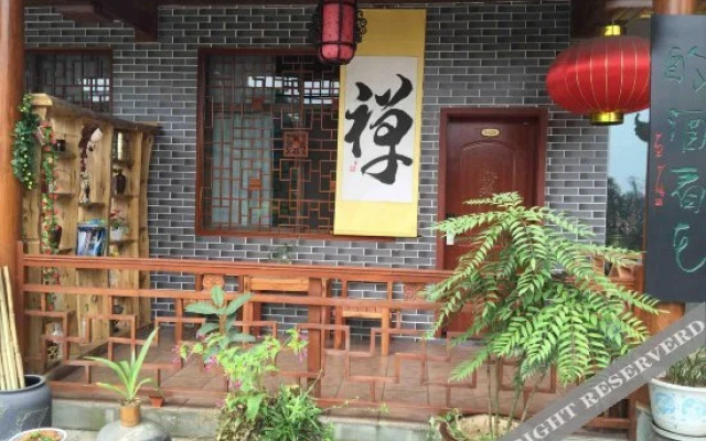 Nongyue Emei Shanju Hostel