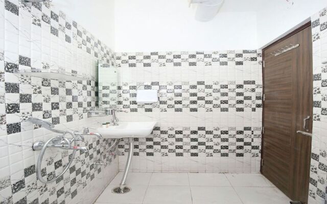 OYO 12379 Hotel Riyasat