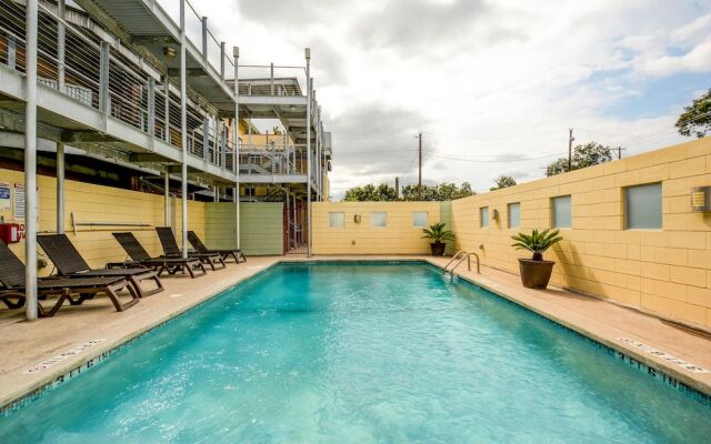 Remodeled E Cesar Chavez Condo by RedAwning