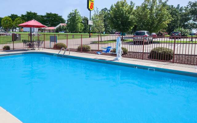 Super 8 by Wyndham Clinton