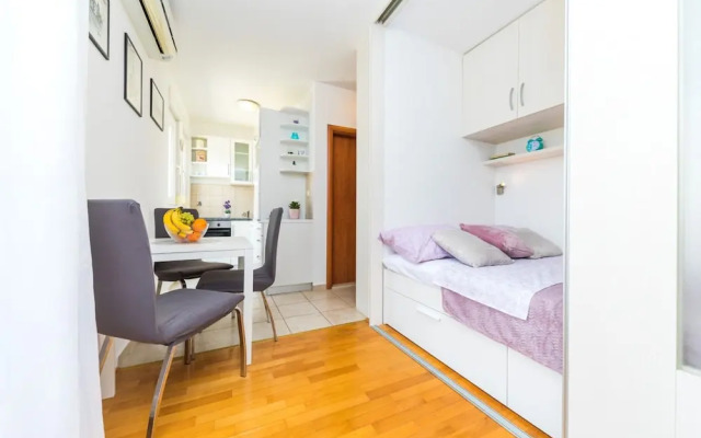 Close to Znjan Beach, Spacious Studio With Balcony
