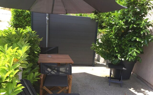 Quiet studio with air conditionning