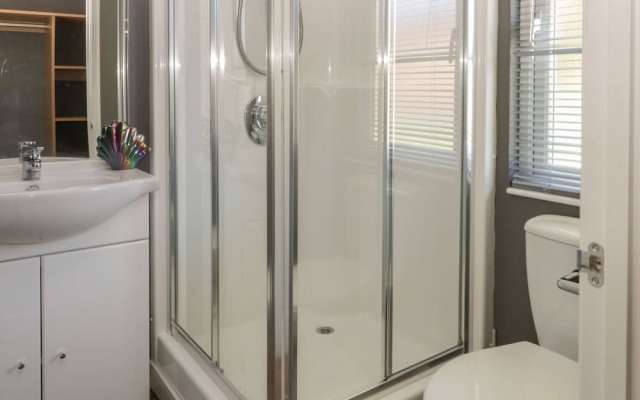 Jonstone Pines Lodge at Cayton Bay Holiday Park