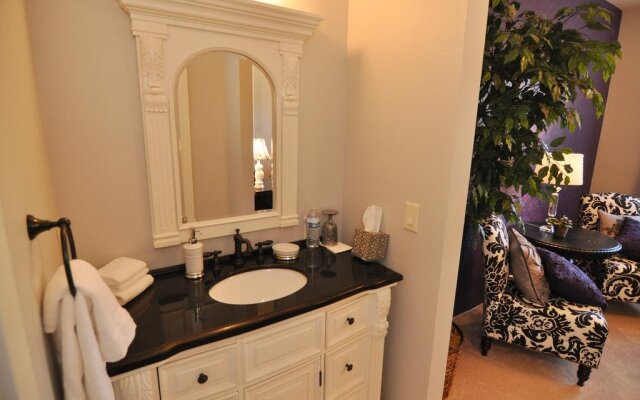 Lake's Edge Tuscan Lodge