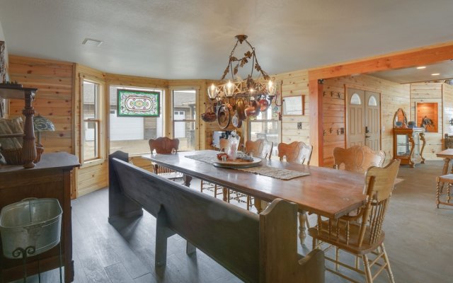 Jefferson Home w/ Mountain Views & Horse Pastures