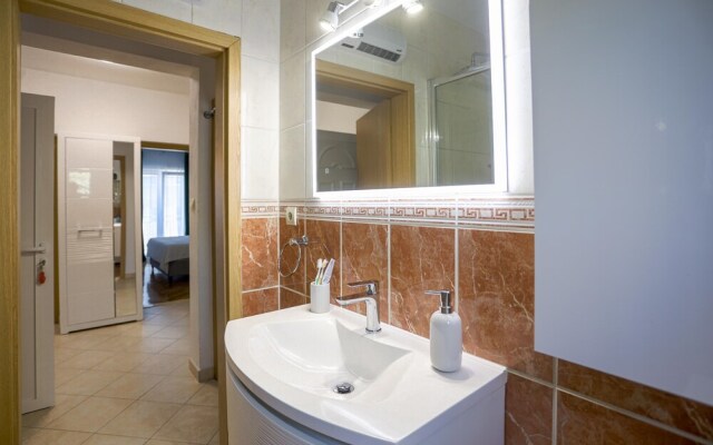 Apartment With Balcony, 5 min Walking to the Beach